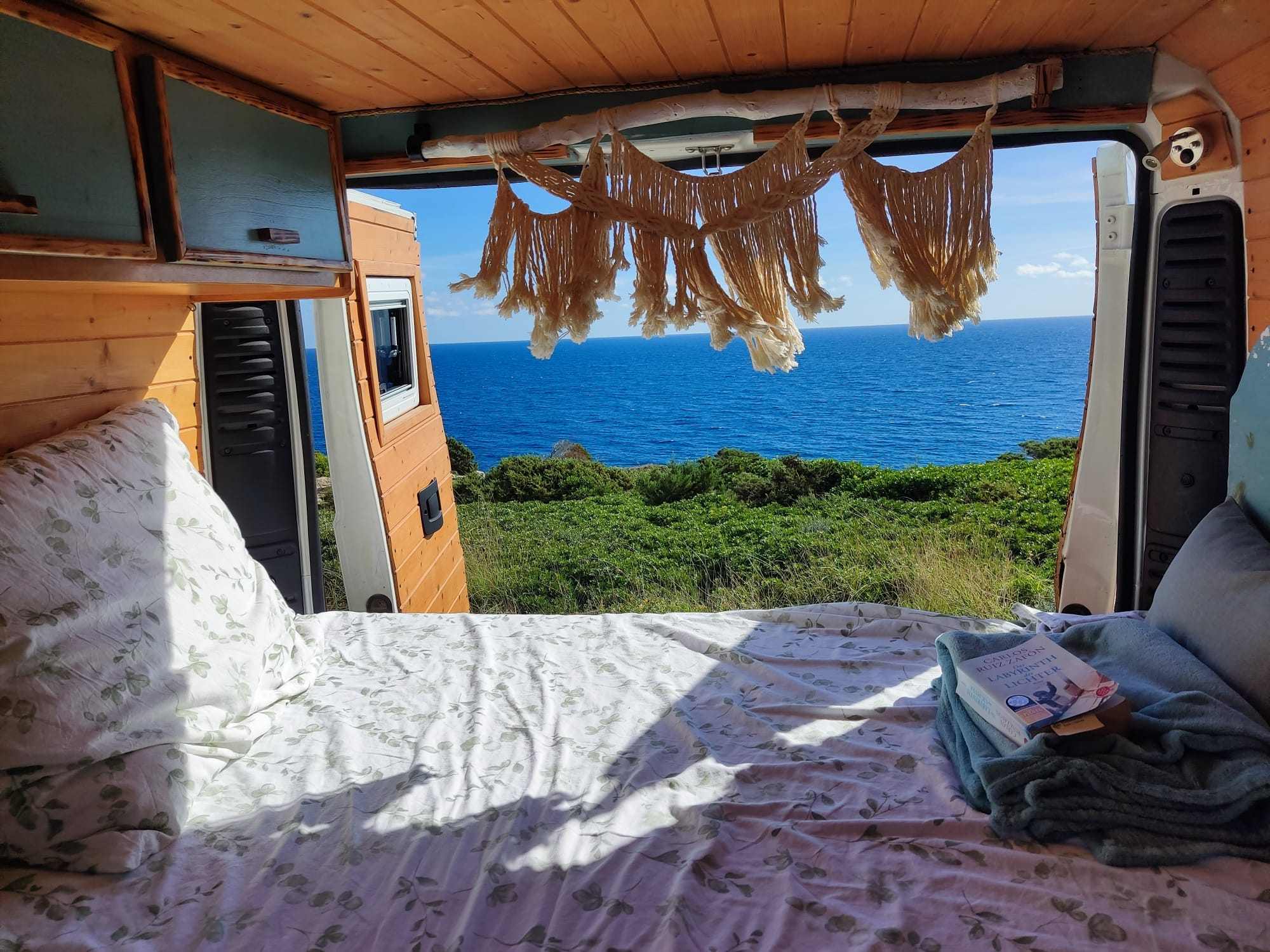 Camper mieten Mallorca: Blick vom Bett des Campers auf das Meer