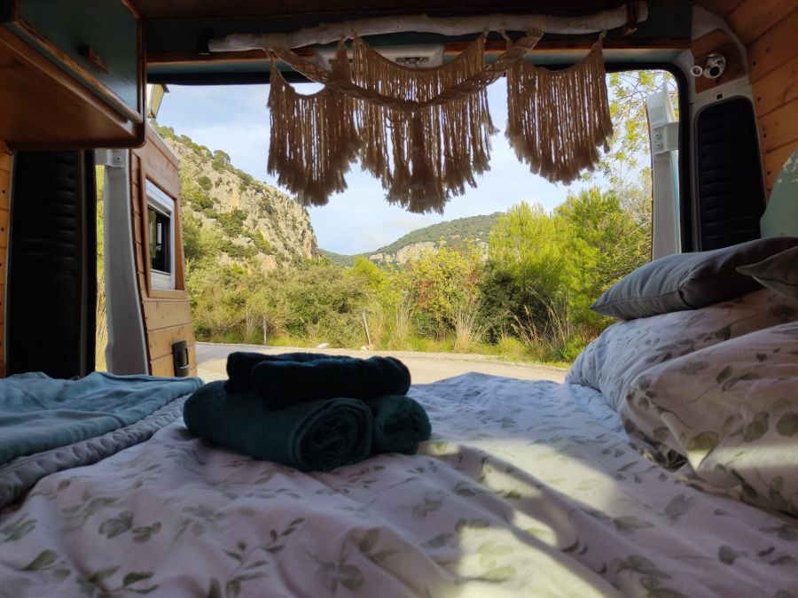 Bett im Citroën Jumper Camper mit Blick auf die Berge der Tramuntana