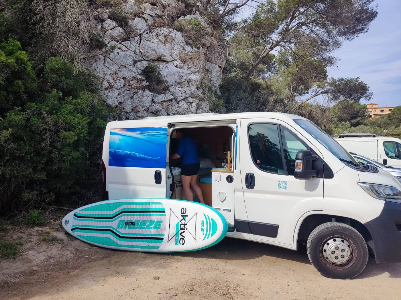 Citroën Jumper Camper mieten Mallorca: Camper an einer Bucht