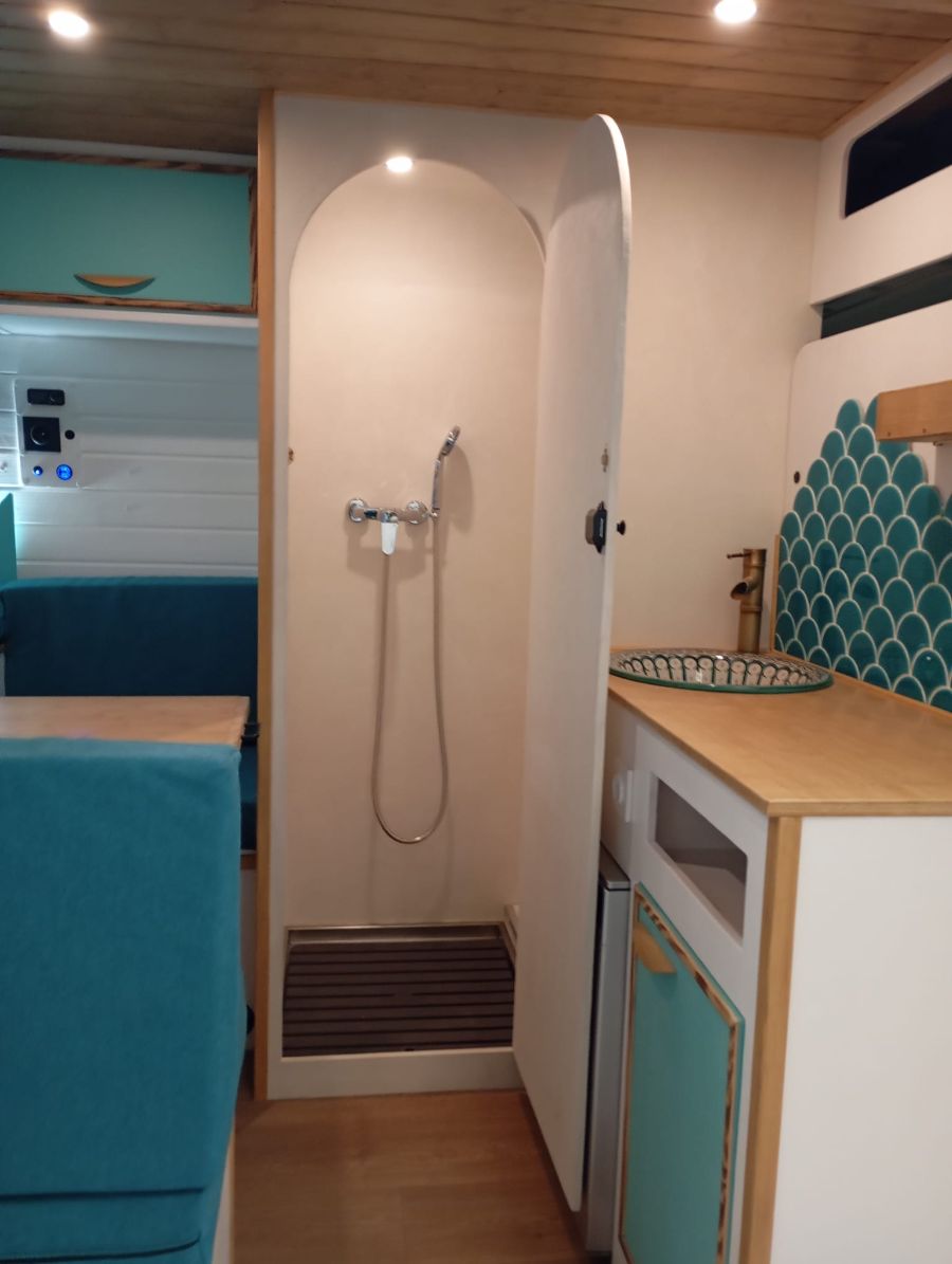 Duschkabine mit Chemie-WC im Fiat Ducato Camper