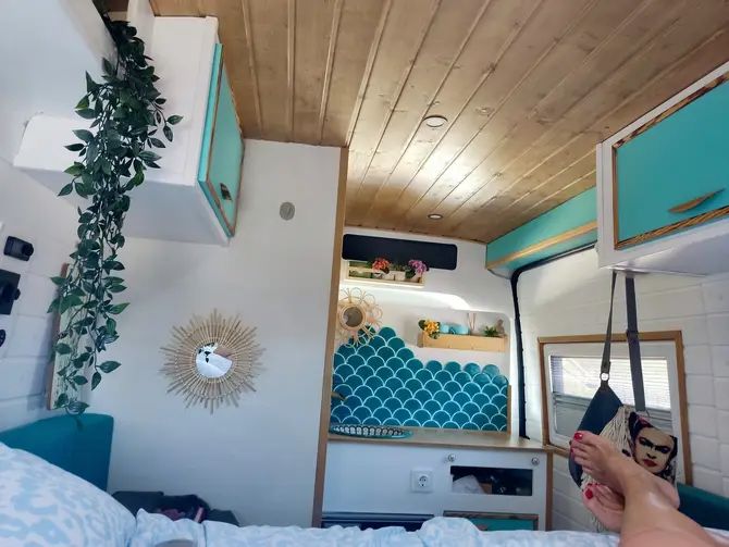 Fiat Ducato Camper mieten Mallorca: Innenraum mit Doppelbett und Holzverkleidung